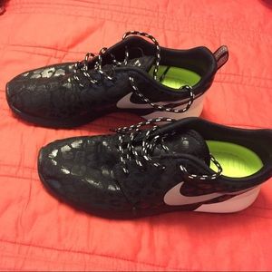 Nike Reflective Animal Print Roshe Run